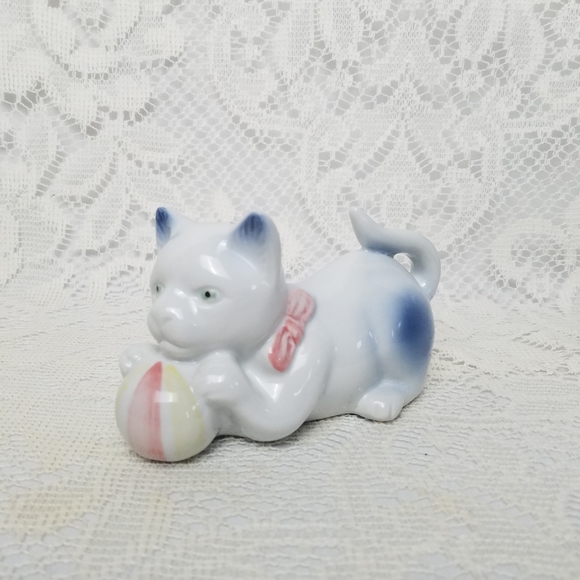 Vintage Glazed Porcelain Cat w/ ball Made in China - Picture 4 of 4